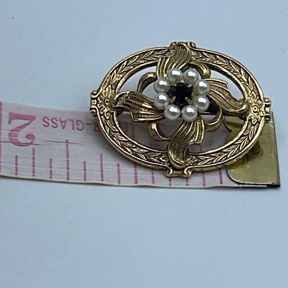 Vintage faux pearl ornate oval brooch. - Picture 5 of 6